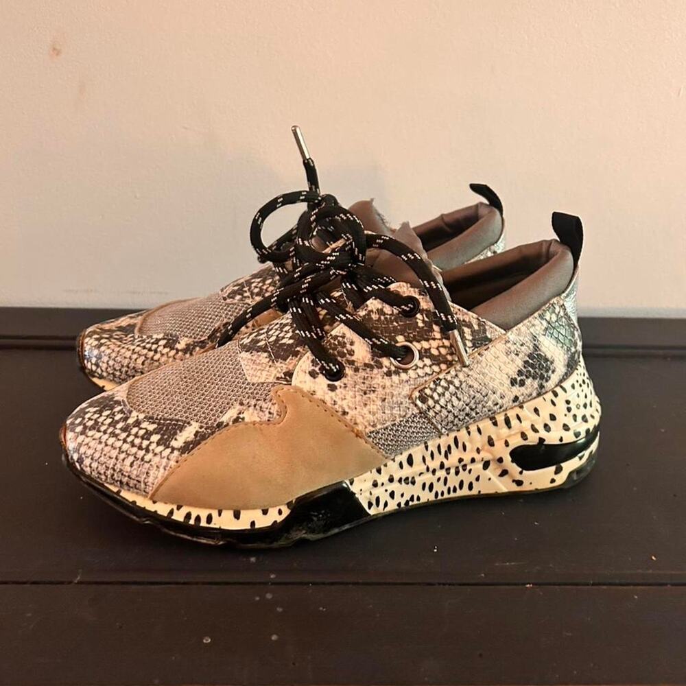 Size 8 steve madden sneakers